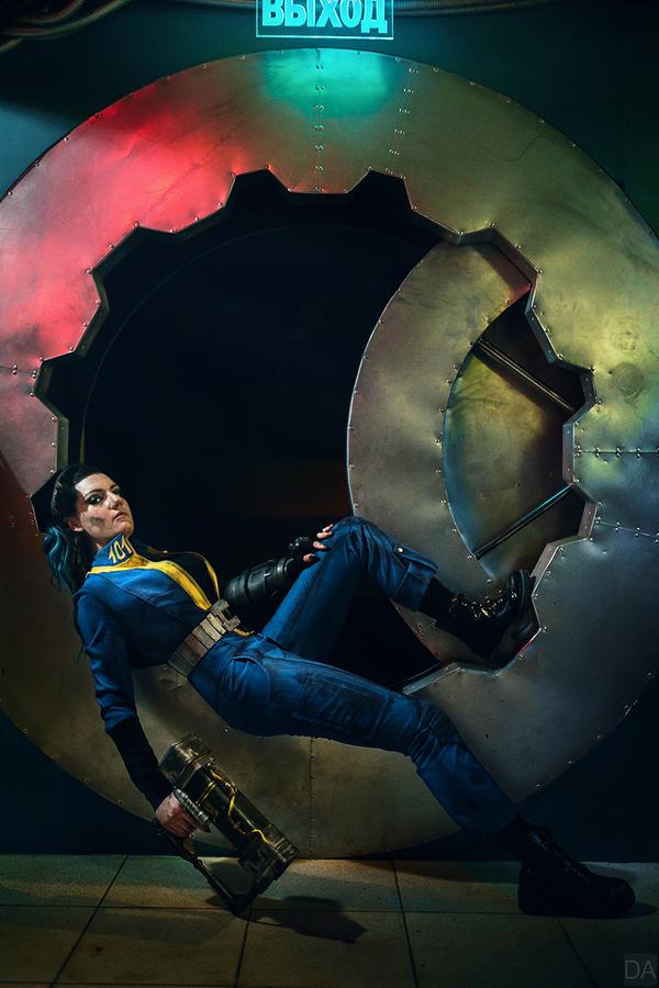 Fallout 3 - Vault Dweller Cosplay - full length character portrait