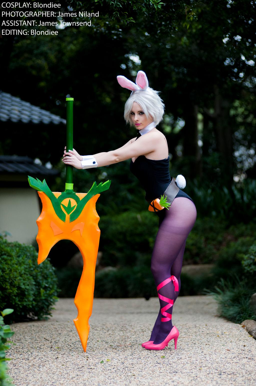 League of Legends - Riven (Battle Bunny) Cosplay - authentic view