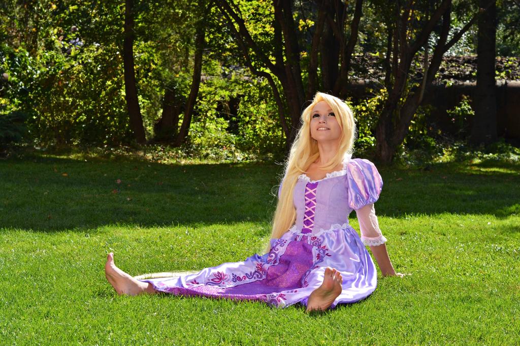Tangled - Rapunzel Cosplay - full body character photo