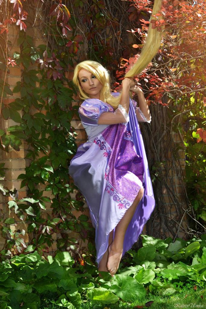 Tangled - Rapunzel Cosplay - full length photo
