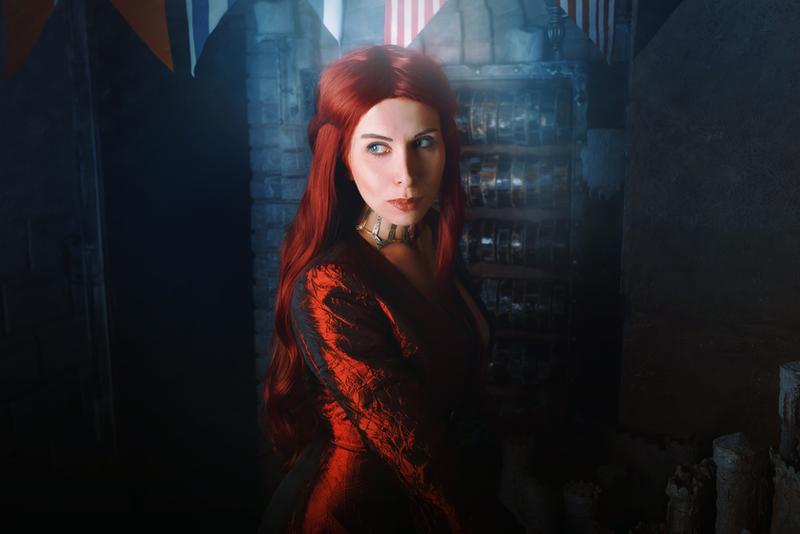 Game of Thrones - Melisandre Cosplay - full body character photo
