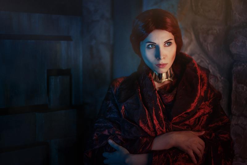 Game of Thrones - Melisandre Cosplay - full length character portrait