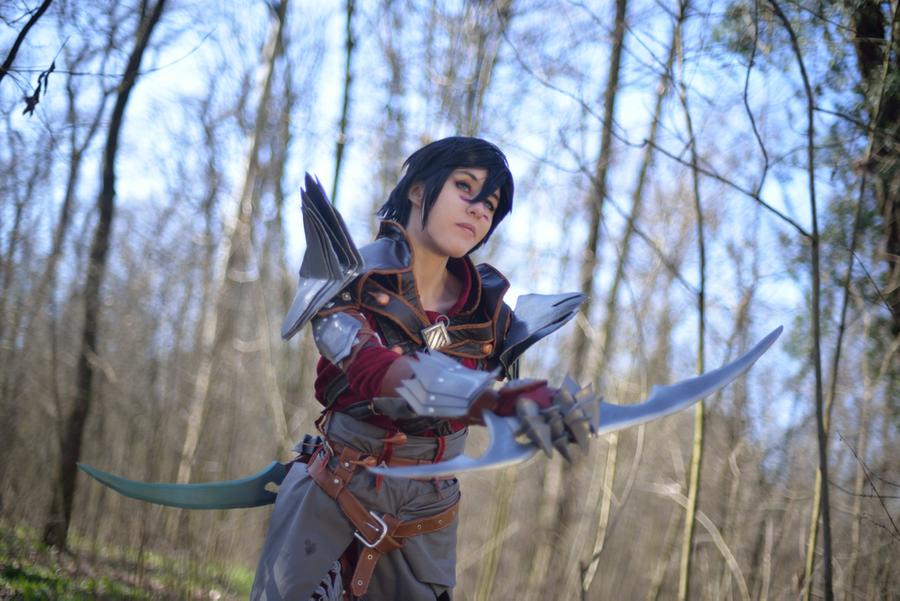 Dragon Age 2 - Marian Hawke Cosplay - full body character photo