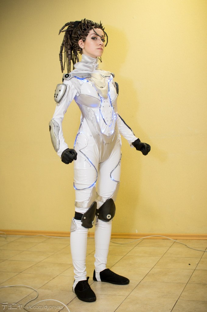 StarCraft - Sarah Kerrigan Cosplay - full body character photo