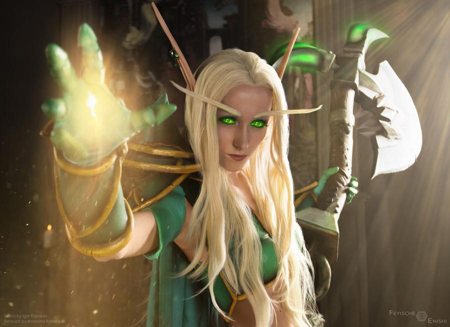 World of Warcraft - The Burning Crusade - Blood Elf (Paladin) Cosplay - light aesthetic World of Warcraft - The Burning Crusade - Blood Elf (Paladin) Cosplay - light aesthetic