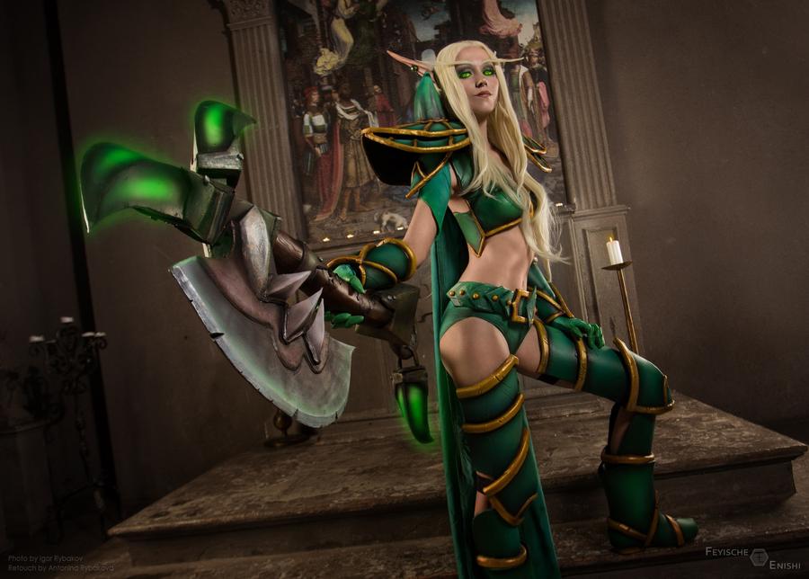 World of Warcraft - The Burning Crusade - Blood Elf (Paladin) Cosplay - soft focus shot World of Warcraft - The Burning Crusade - Blood Elf (Paladin) Cosplay - soft focus shot