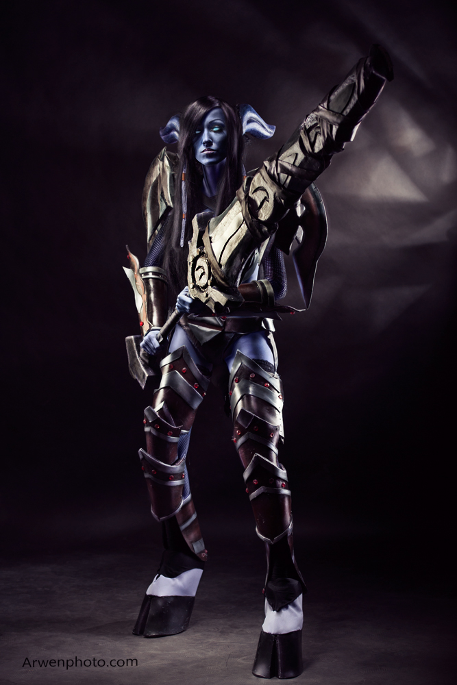 World of Warcraft - The Burning Crusade - Draenei (Warrior) Cosplay - portrait photo