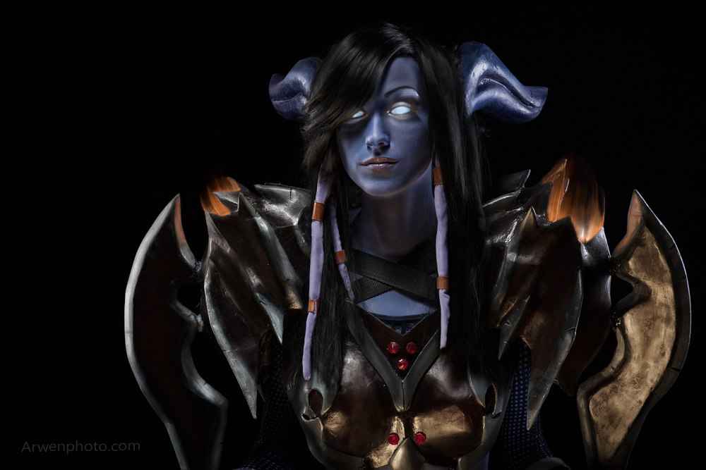 World of Warcraft - The Burning Crusade - Draenei (Warrior) Cosplay - full length photo
