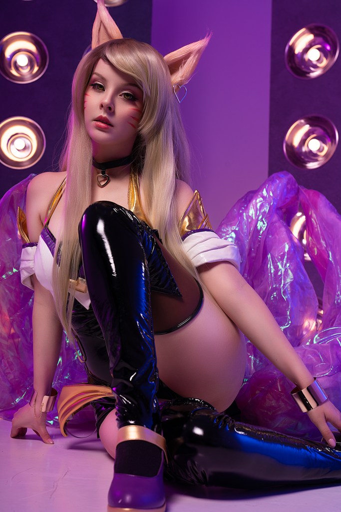 League of Legends - Ahri (KDA) Cosplay - authentic costume view League of Legends - Ahri (KDA) Cosplay - authentic costume view