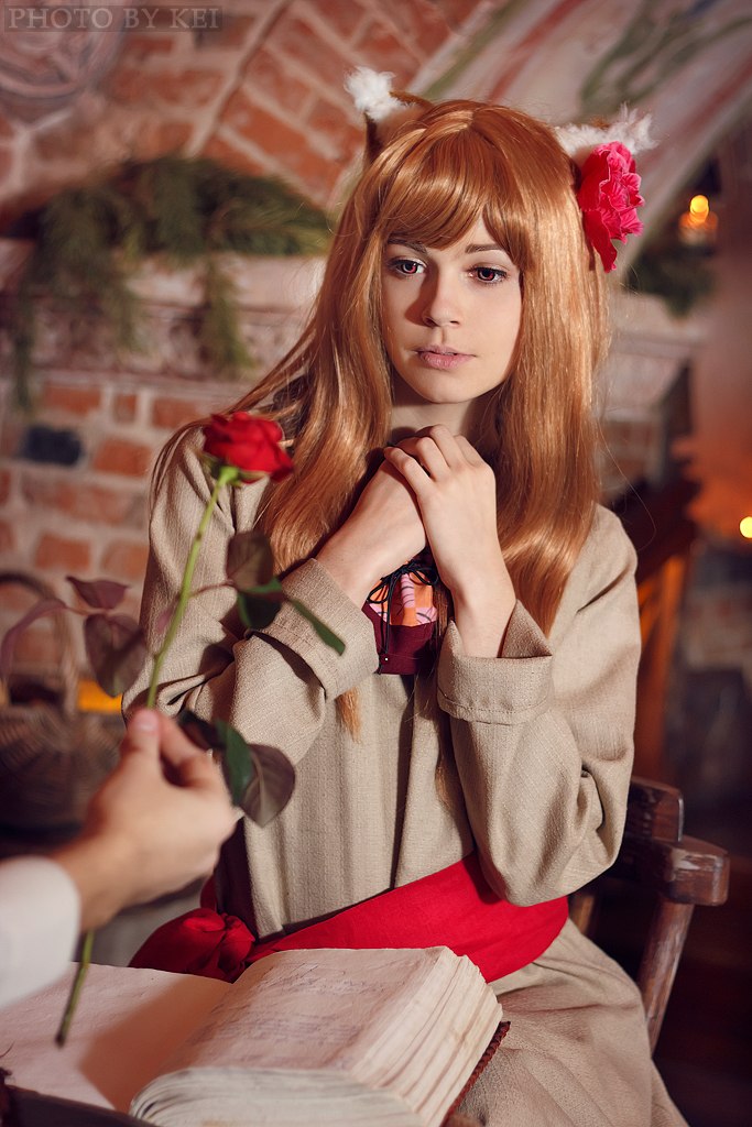 Spice and Wolf - Holo Cosplay - full body character photo