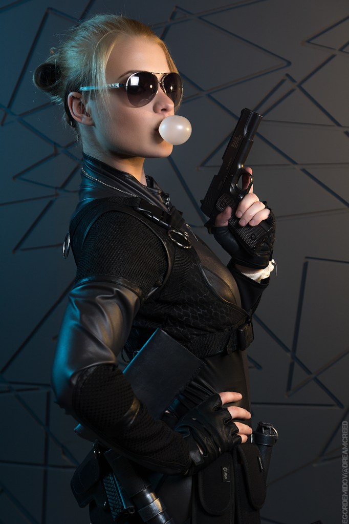 Mortal Kombat 10 - Cassie Cage Cosplay - soft focus costume shot