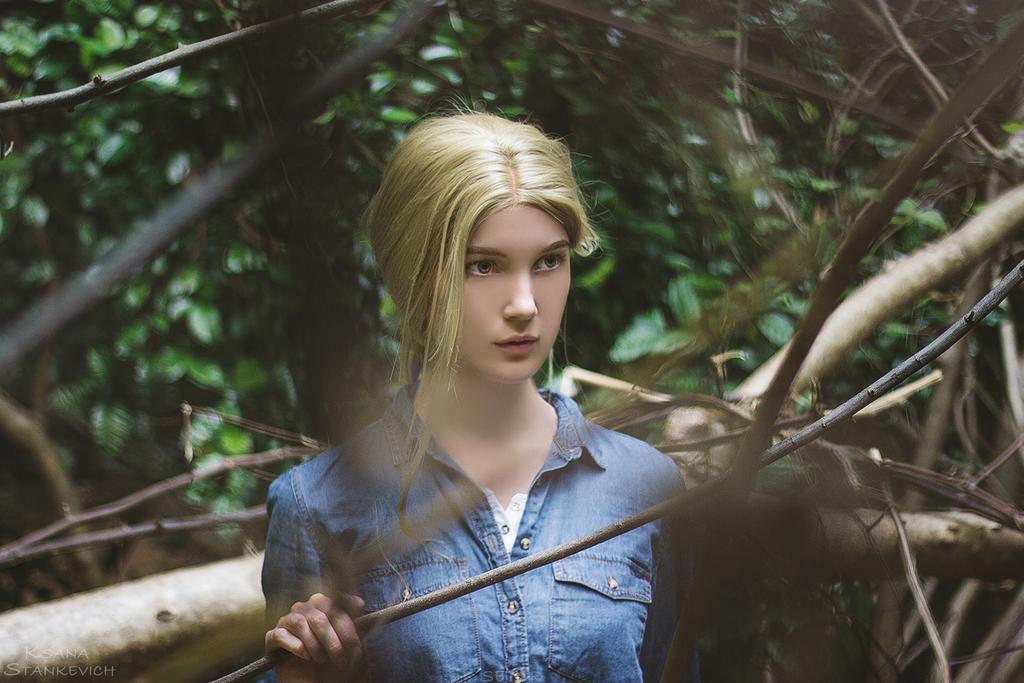 Uncharted 3 - Drakes Deception - Elena Fisher Cosplay - costume portrait Uncharted 3 - Drakes Deception - Elena Fisher Cosplay - costume portrait
