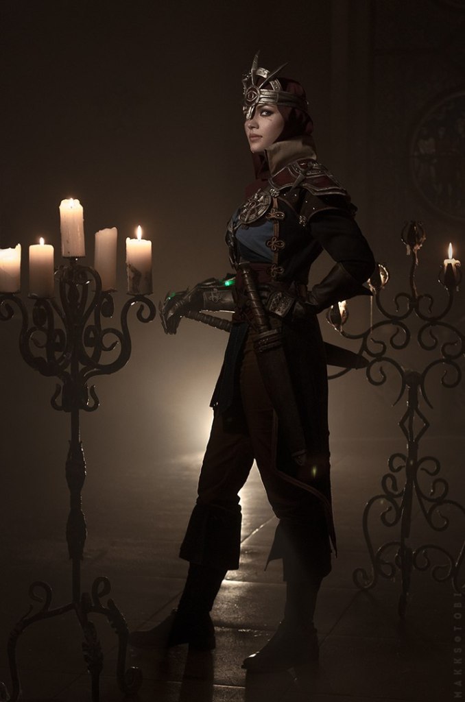 Dragon Age - Inquisition - Trevelyan Inquisitor (Female) Cosplay - full length port. Dragon Age - Inquisition - Trevelyan Inquisitor (Female) Cosplay - full length port.