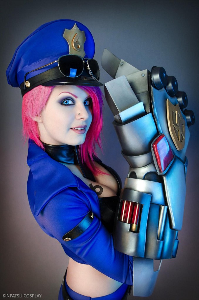 2020 04 14 league of legends e28093 vi officer cosplay