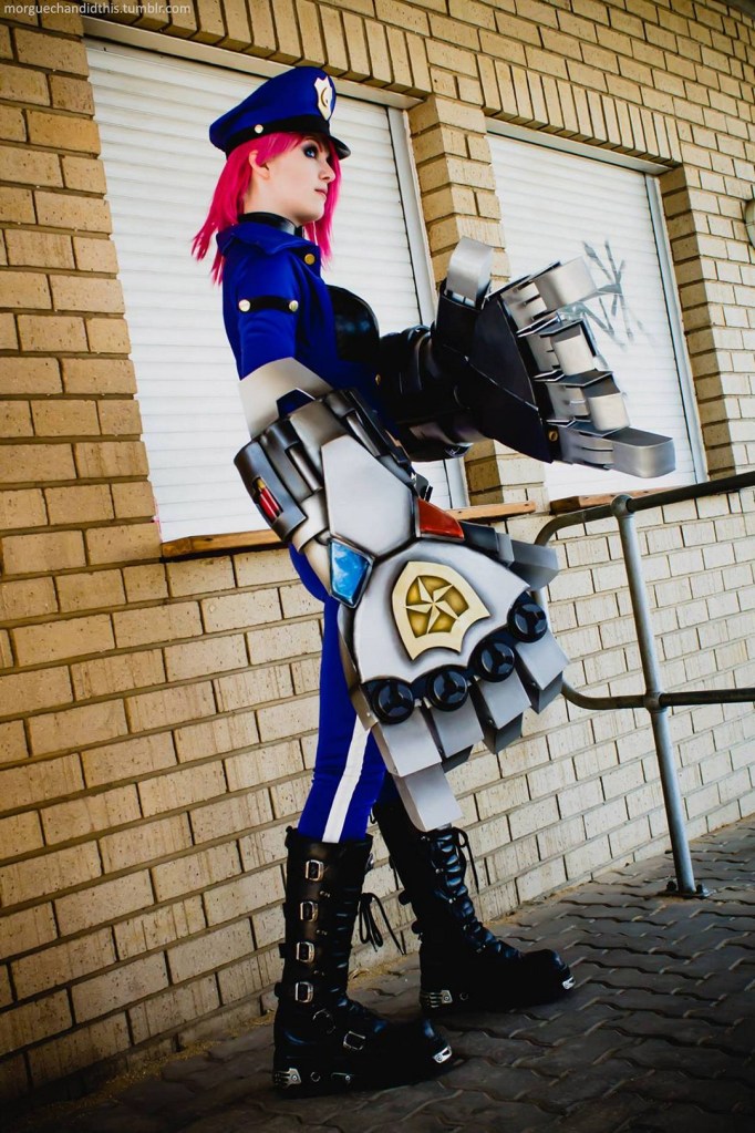 2020 04 14 league of legends e28093 vi officer cosplay 3