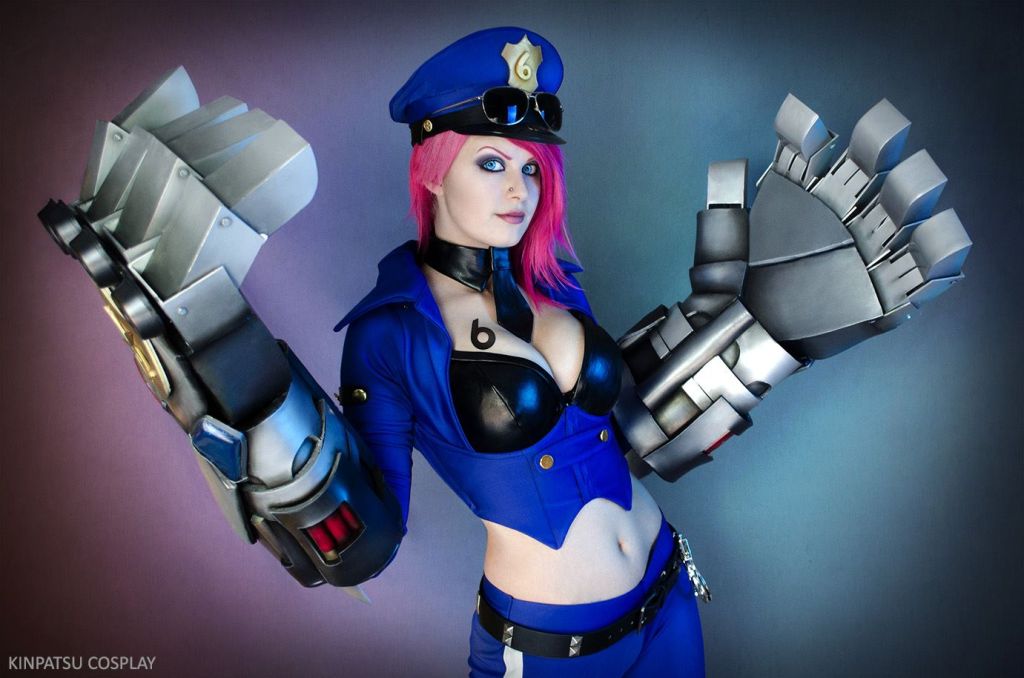 2020 04 14 league of legends e28093 vi officer cosplay 4
