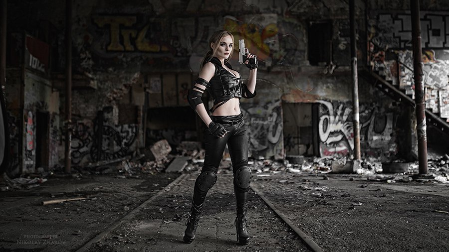 Mortal Kombat 9 - Sonya Blade Cosplay - full body portrait
