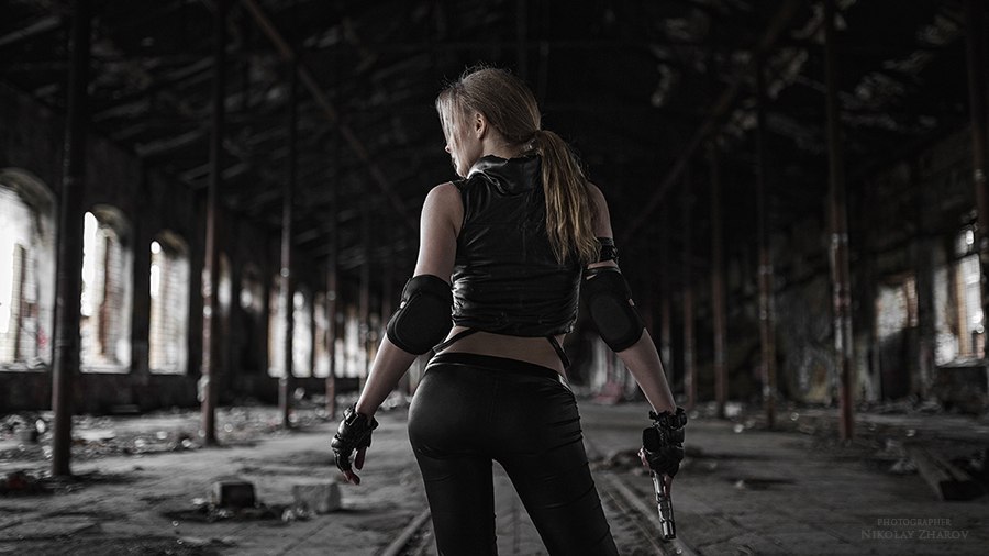 Mortal Kombat 9 - Sonya Blade Cosplay - full length photo