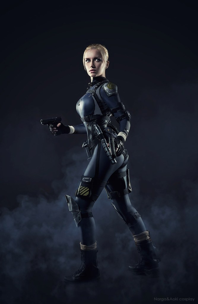 Mortal Kombat 10 - Cassie Cage Cosplay - artistic framing portrait