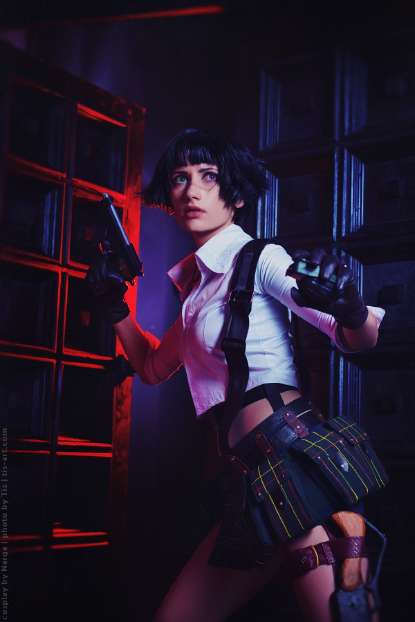 Devil May Cry 3 - Dantes Awakening - Lady Cosplay - authentic view Devil May Cry 3 - Dantes Awakening - Lady Cosplay - authentic view