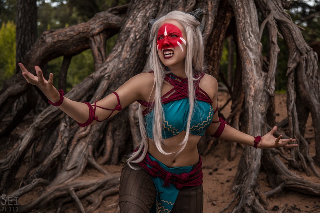 Dragon Age - Inquisition - Qunari Inquisitor (Female) Cosplay - artistic framing