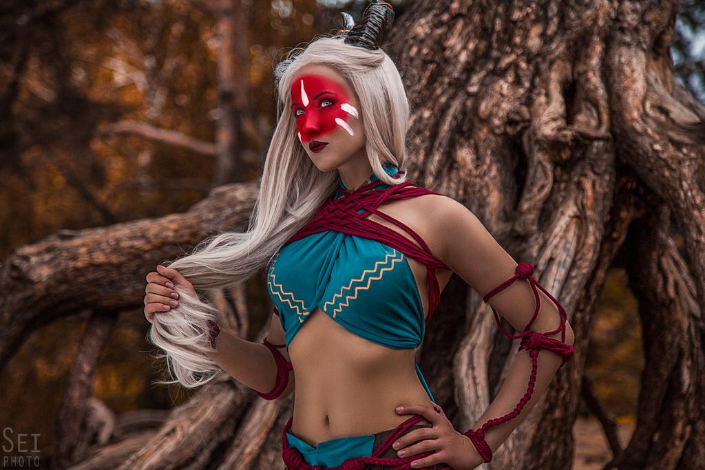 Dragon Age - Inquisition - Qunari Inquisitor (Female) Cosplay - soft focus shot