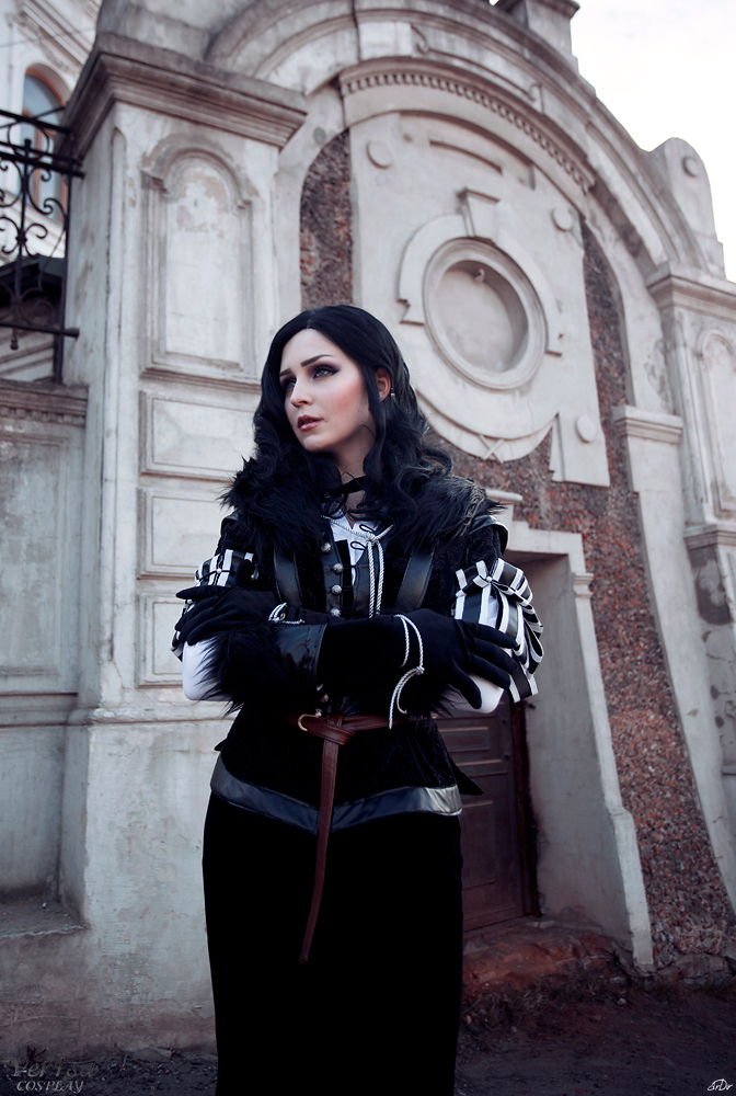 The Witcher 3 - Wild Hunt - Yennefer of Vengerberg Cosplay - full length photo