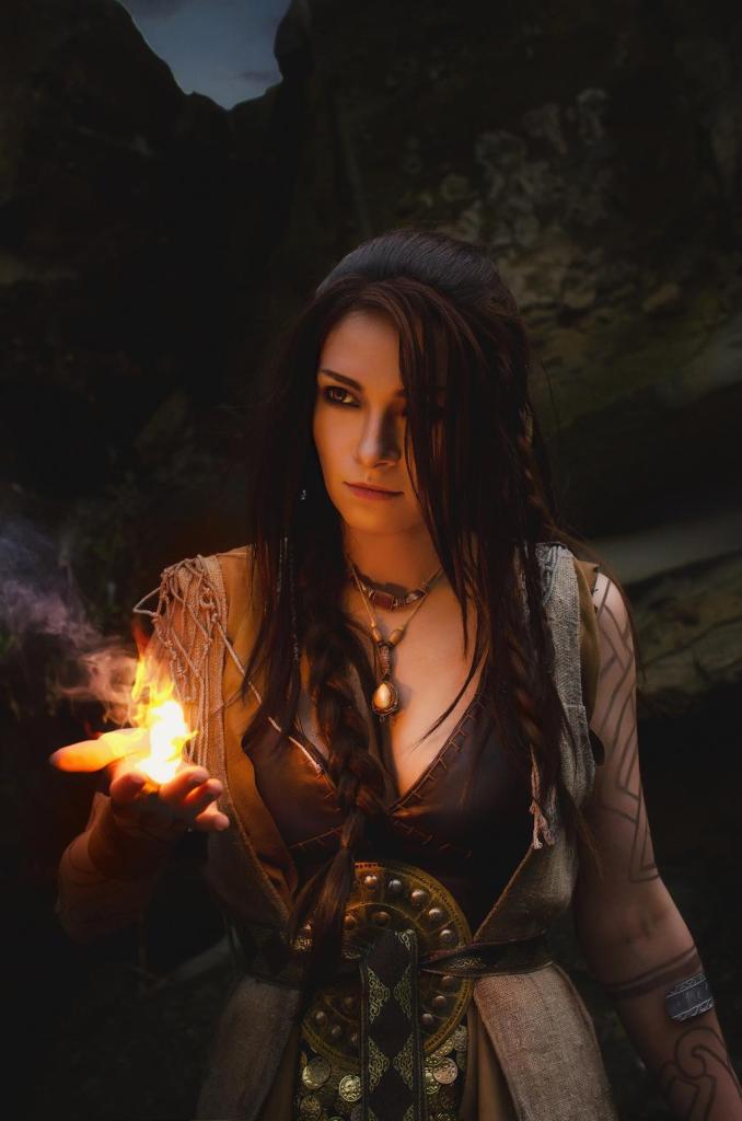 God of War - Freya (Witch in the Woods) Cosplay - full body port.