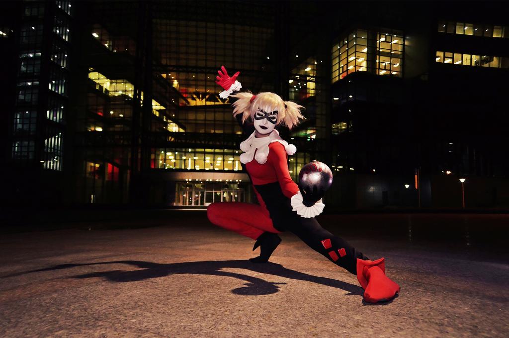 Batman - Harley Quinn Cosplay - full length photo Batman - Harley Quinn Cosplay - full length photo