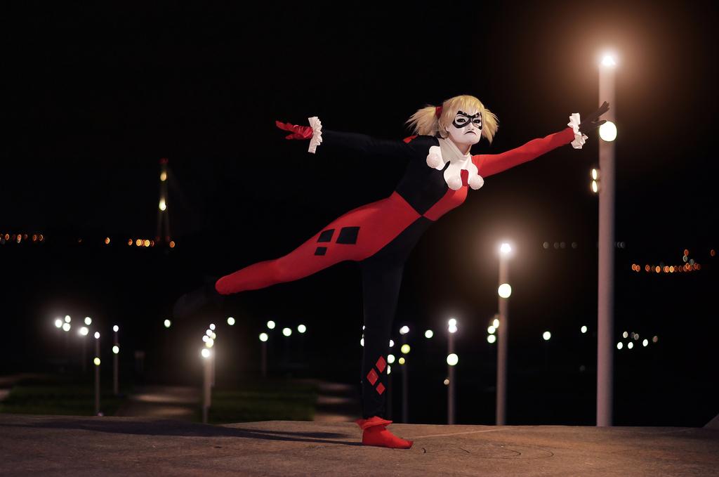Batman - Harley Quinn Cosplay - full length character portrait Batman - Harley Quinn Cosplay - full length character portrait