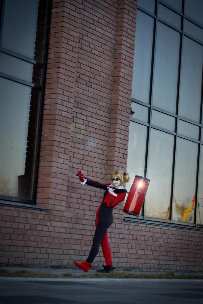 Batman - Harley Quinn Cosplay - anime character costume photo Batman - Harley Quinn Cosplay - anime character costume photo
