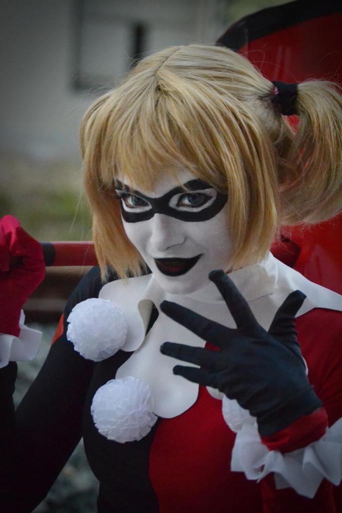 Batman - Harley Quinn Cosplay - full length character portrait Batman - Harley Quinn Cosplay - full length character portrait