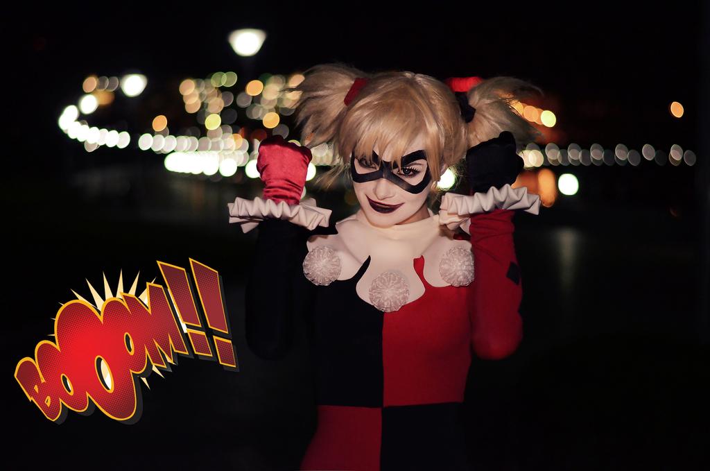 Batman - Harley Quinn Cosplay - full body character photo Batman - Harley Quinn Cosplay - full body character photo