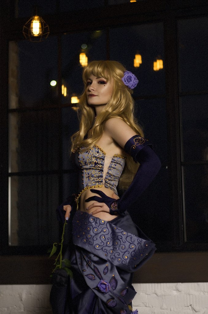 Fable - Elvira Grey Cosplay - soft focus costume shot
