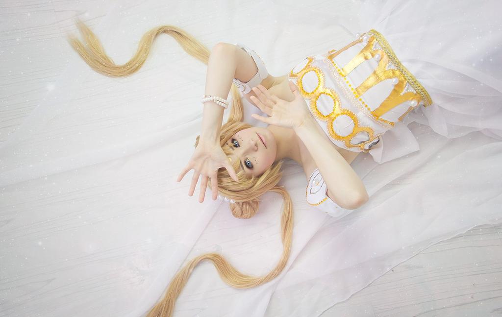 Sailor Moon - Princess Serenity (Crystal) Cosplay - authentic view