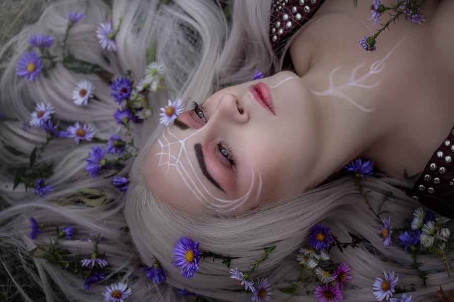 Dragon Age - Origins - Dalish Hunter Cosplay - expressive portrait