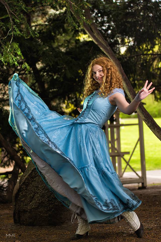 Alice in Wonderland - Alice Kingsleigh Cosplay - body photo