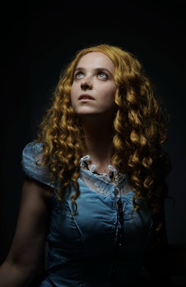 Alice in Wonderland - Alice Kingsleigh Cosplay - costume show