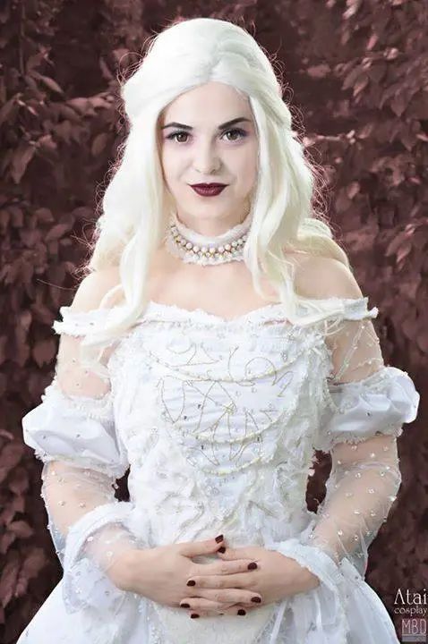 Alice in Wonderland - Mirana of Marmoreal (White Queen) Cosplay - full body port. Alice in Wonderland - Mirana of Marmoreal (White Queen) Cosplay - full body port.