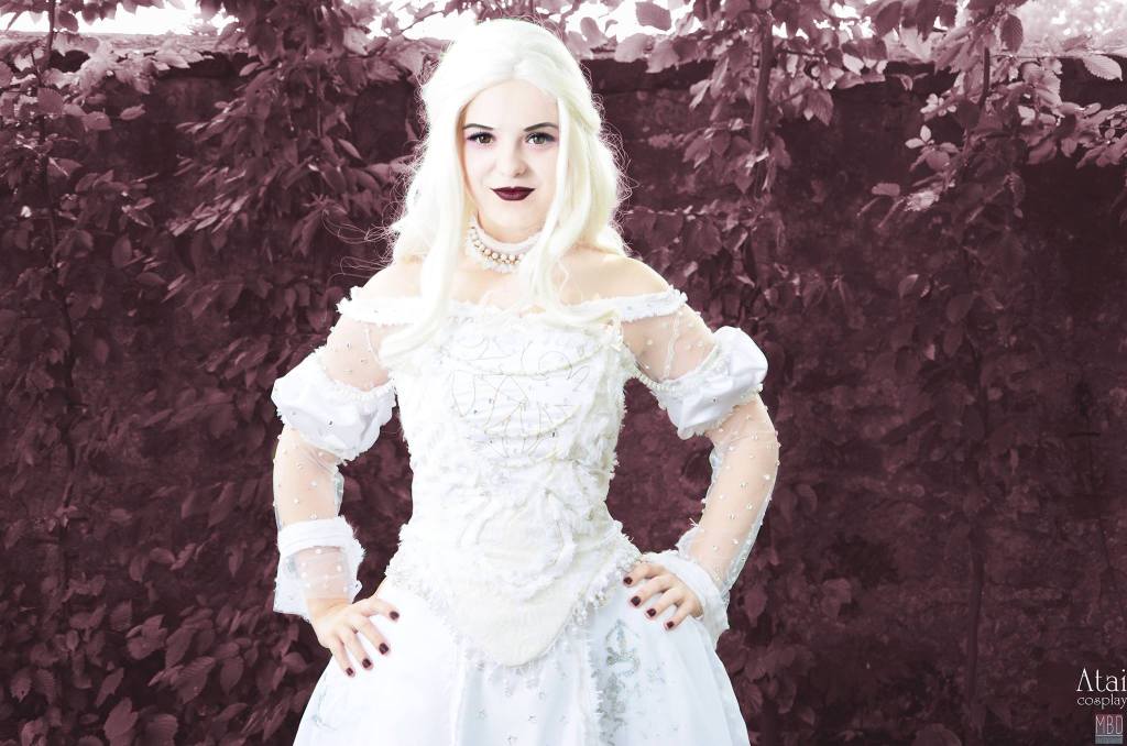 Alice in Wonderland - Mirana of Marmoreal (White Queen) Cosplay - full length port. Alice in Wonderland - Mirana of Marmoreal (White Queen) Cosplay - full length port.