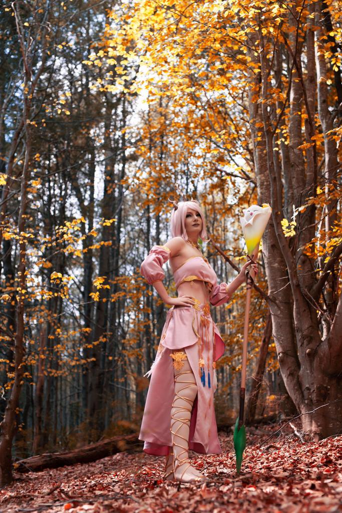 Final Fantasy 14 - Au Ra (White Mage) (Mighty Moggle Mogrod) Cosplay - authentic view Final Fantasy 14 - Au Ra (White Mage) (Mighty Moggle Mogrod) Cosplay - authentic view