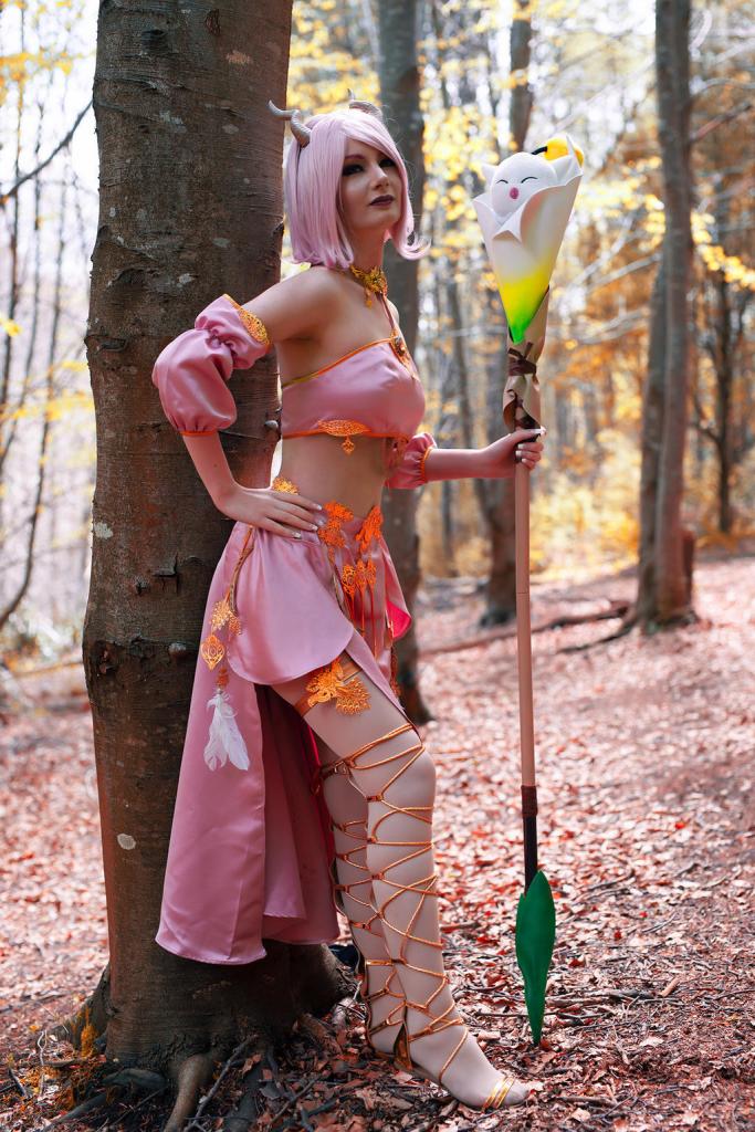Final Fantasy 14 - Au Ra (White Mage) (Mighty Moggle Mogrod) Cosplay - artistic framing Final Fantasy 14 - Au Ra (White Mage) (Mighty Moggle Mogrod) Cosplay - artistic framing