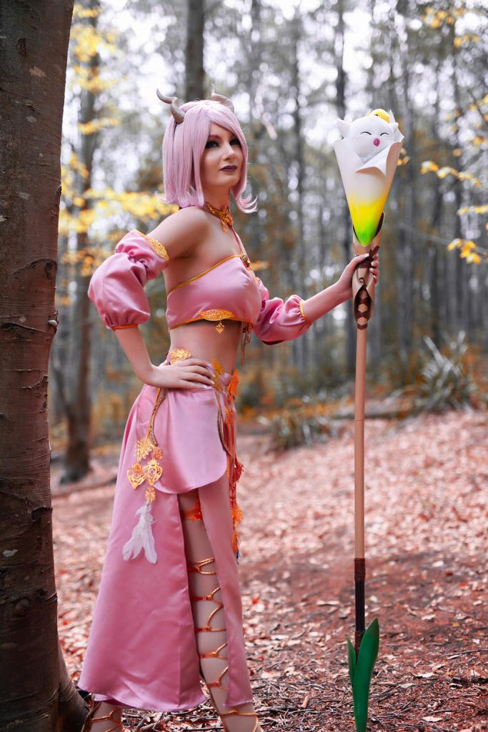 Final Fantasy 14 - Au Ra (White Mage) (Mighty Moggle Mogrod) Cosplay - light aesthetic Final Fantasy 14 - Au Ra (White Mage) (Mighty Moggle Mogrod) Cosplay - light aesthetic