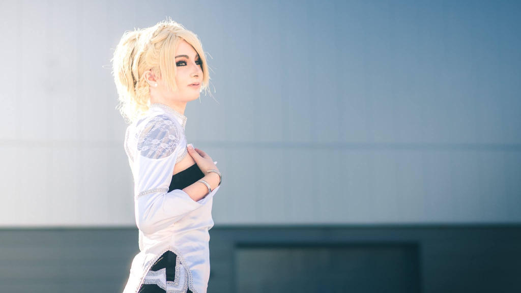Final Fantasy 15 - Kingsglaive - Lunafreya Nox Fleuret (Luna) Cosplay - soft focus shot