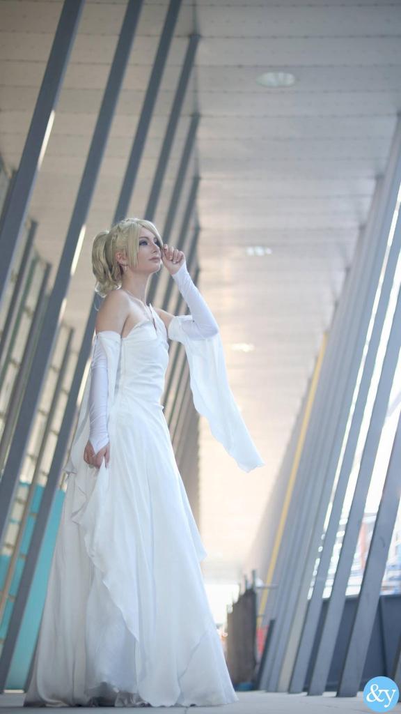 Final Fantasy 15 - Lunafreya Nox Fleuret (Luna) Cosplay - full length photo