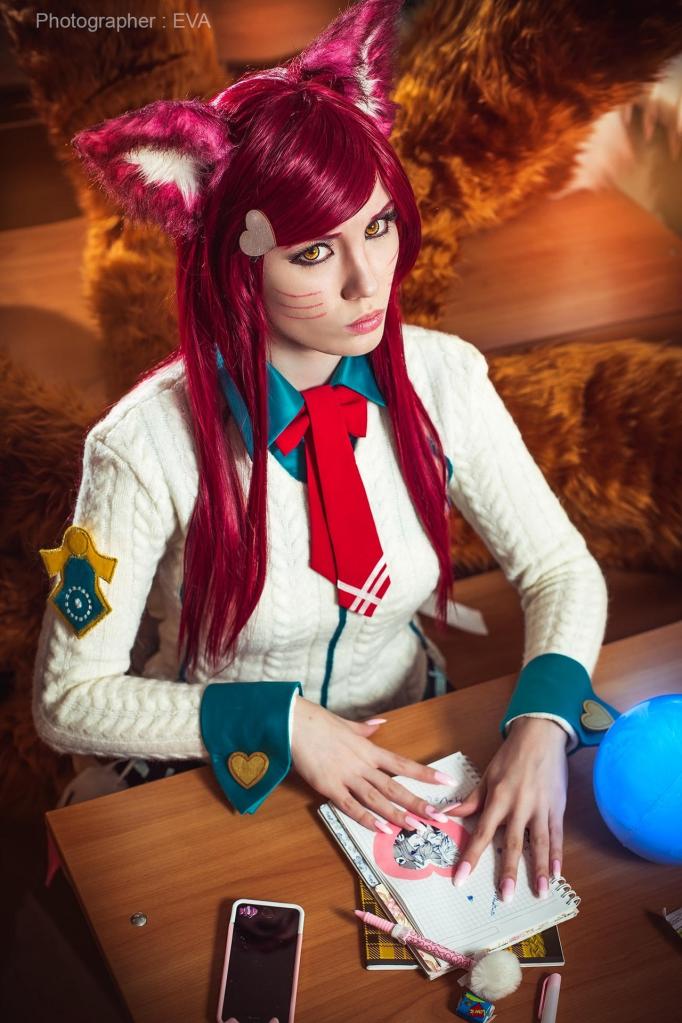 League of Legends - Ahri (The Nine-Tailed Fox) (Academy) Cosplay - costume show League of Legends - Ahri (The Nine-Tailed Fox) (Academy) Cosplay - costume show