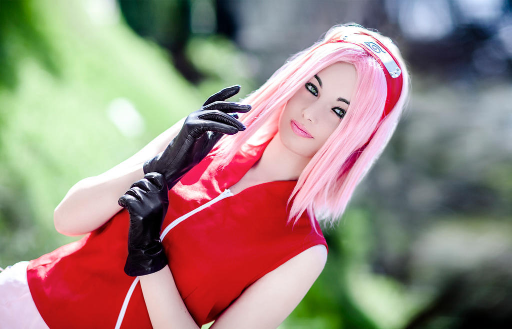 Naruto - Sakura Haruno Cosplay - full length character portrait