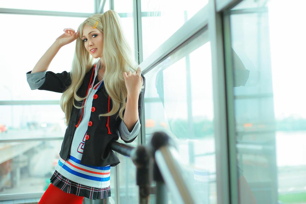 Persona 5 - Ann Takamaki Cosplay - full body character photo