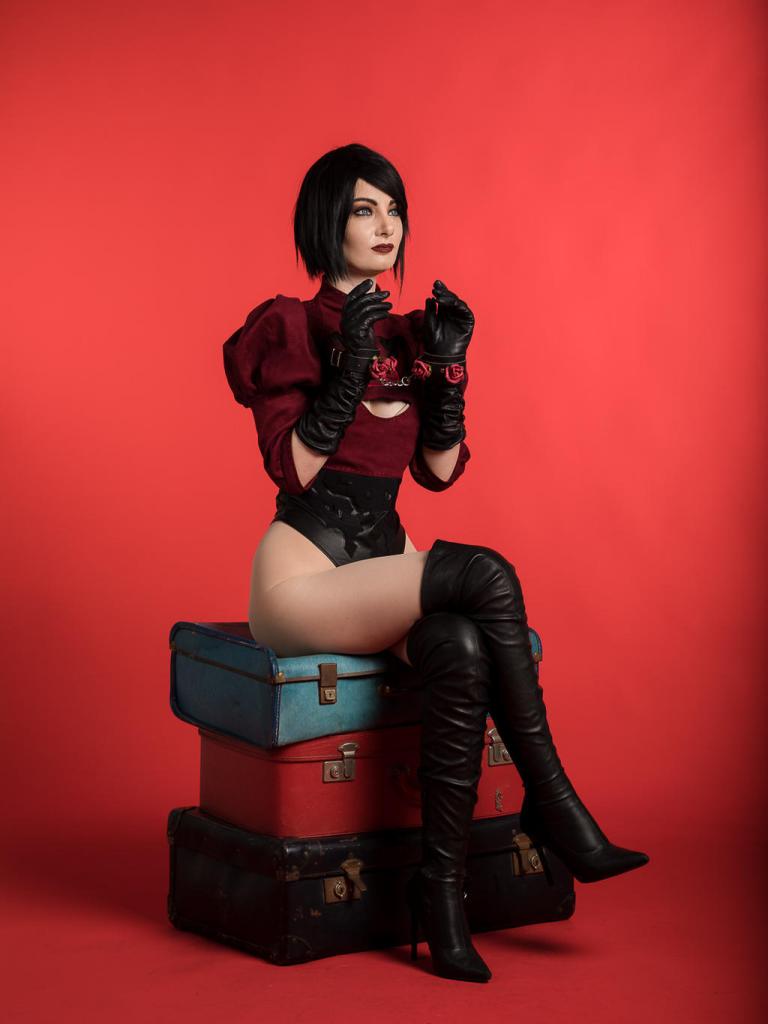Resident Evil 2 - Remake - Ada Wong (2B) Cosplay - artistic framing Resident Evil 2 - Remake - Ada Wong (2B) Cosplay - artistic framing
