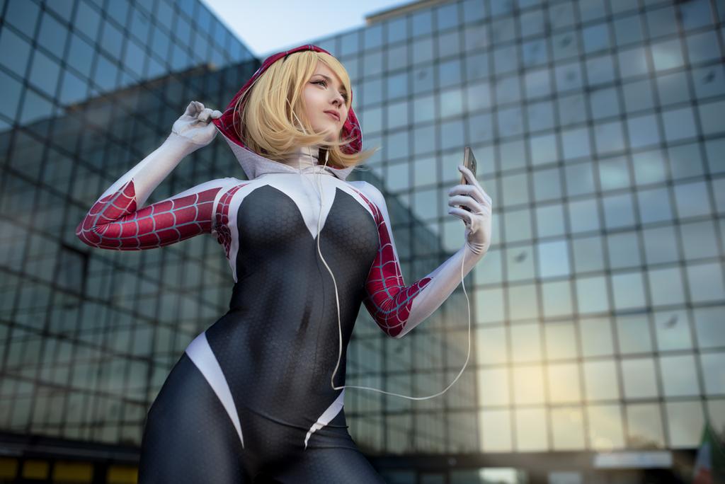 Spider-Gwen - Gwen Stacy Cosplay - character portrait photography